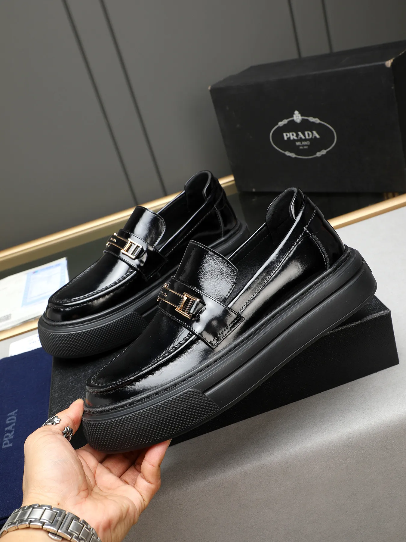 Men's Men's Shoes 💰500 Prada/Prada Men's new casual shoes, this upper is made of imported calfskin + sheep lining! The outsole is made of non-slip foam outsole, which feels good on your feet and is a fashionable and stylish item!  Size: 38-44 (45 customized)
